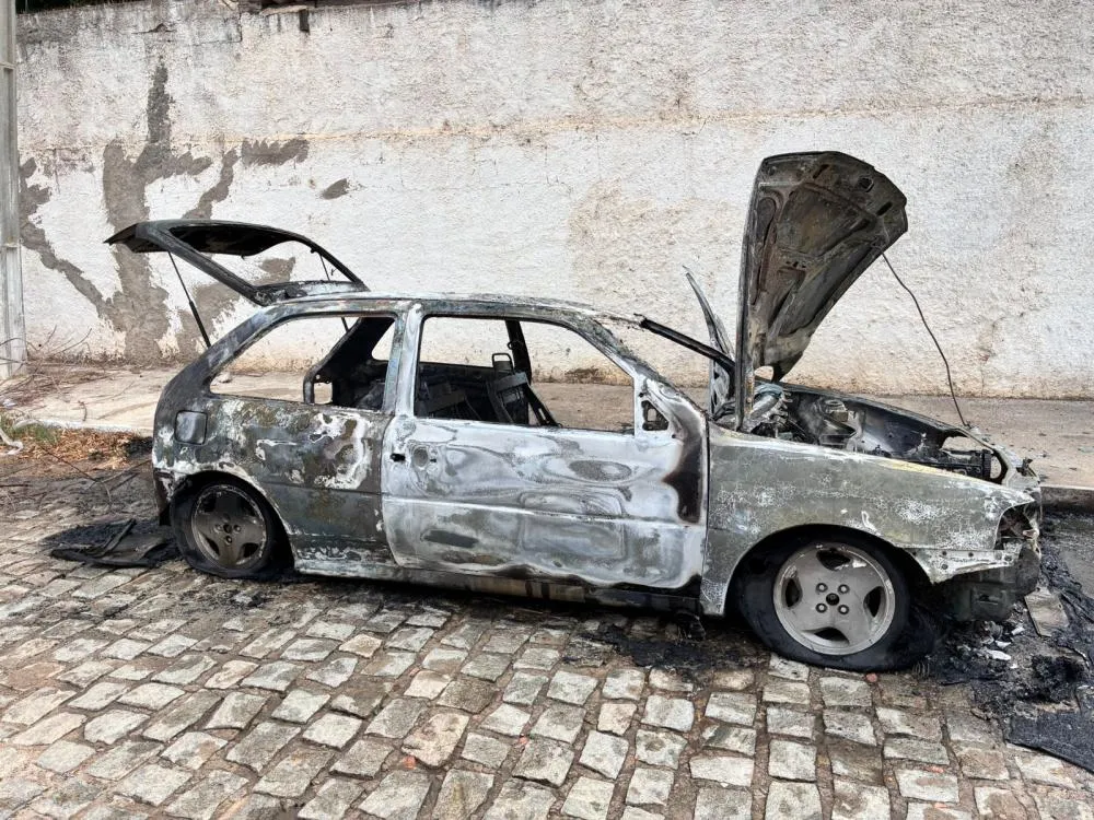 Em Patos, carro de jovem de 22 anos fica completamente destruído após incêndio e dono cria vaquinha; veja como ajudar