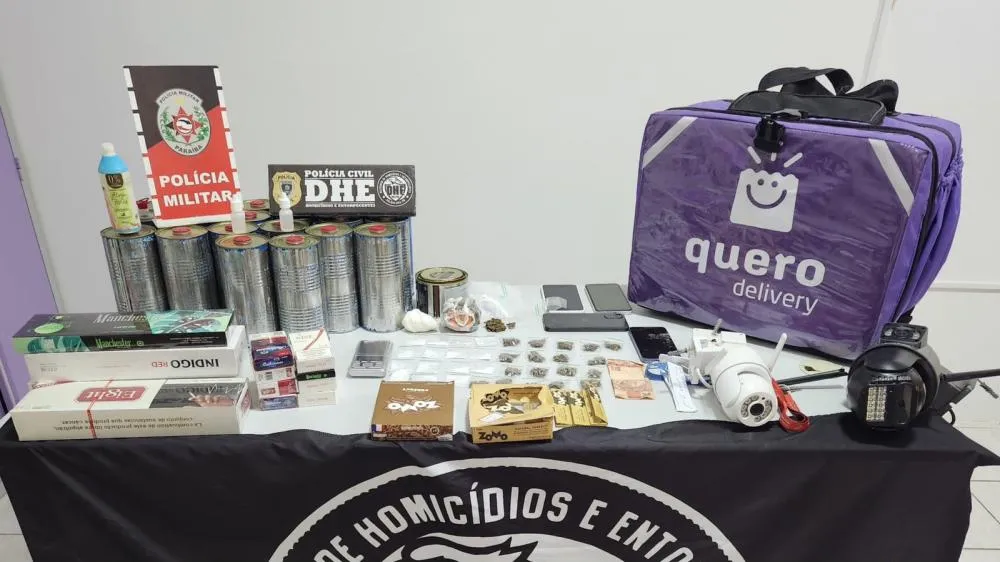 EXCLUSIVO: Três pessoas são presas e um adolescente apreendido em ação conjunta da DHE e 3º BPM; drogas e 21 litros de loló são apreendidos
