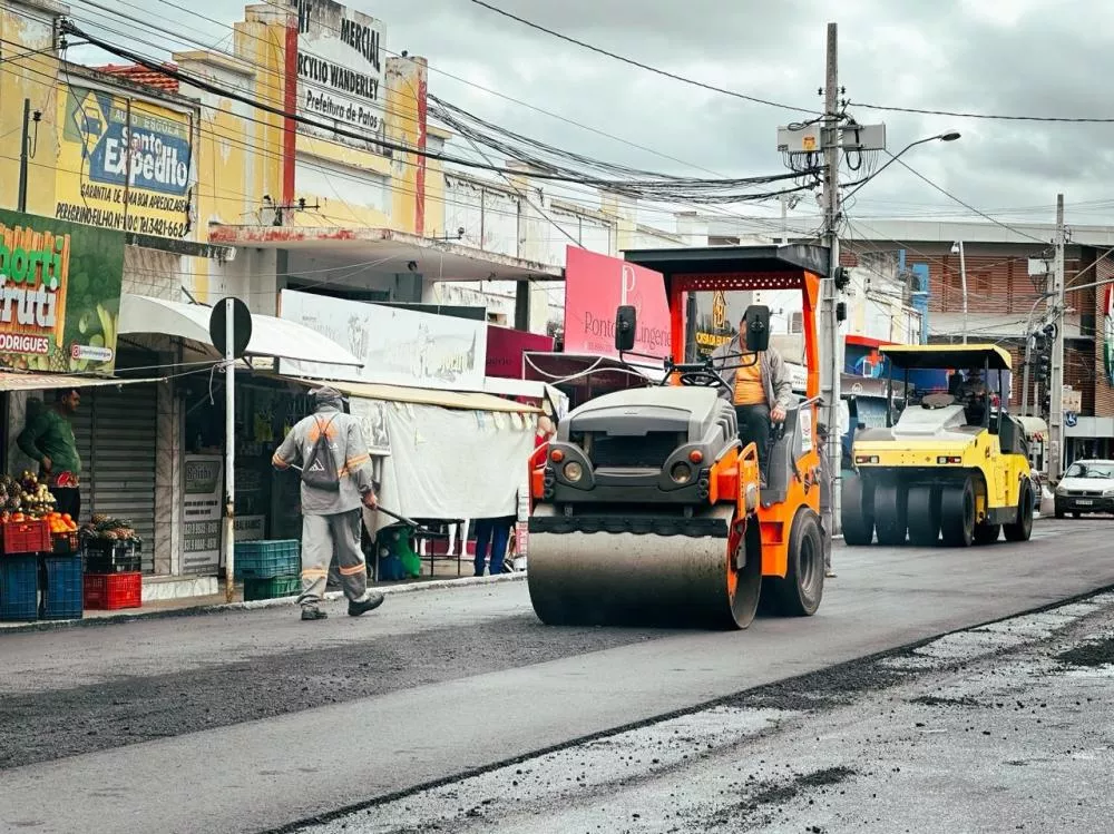Recapeamento asfáltico chega à Rua Leôncio Wanderley, no Centro de Patos