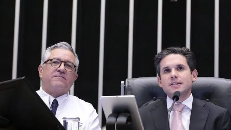 Parceria entre Hugo Motta e Governo Federal garante ambulâncias, unidades odontológicas móveis e equipamentos para 15 municípios paraibanos