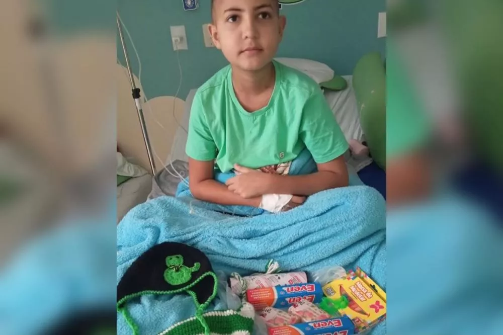 Campanha solidária busca apoio para tratamento de saúde de menino patoense diagnosticado com leucemia
