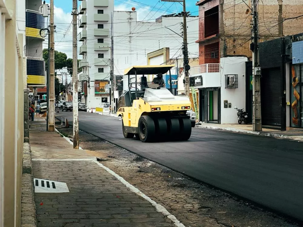 Prefeitura de Patos avança com recapeamento asfáltico na Rua Felizardo Leite, no Centro