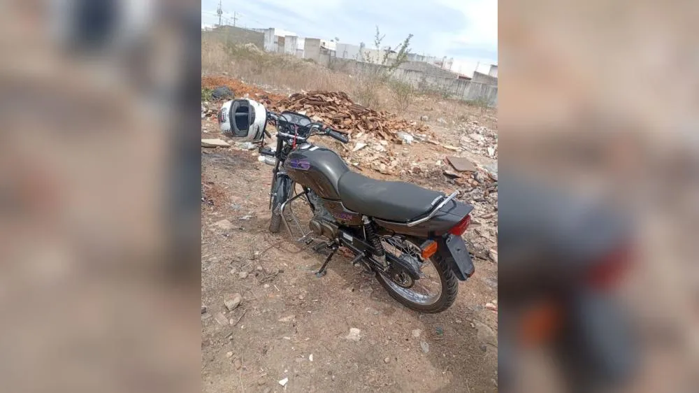 Motocicleta furtada é encontrada abandonada em estrada vicinal de Patos
