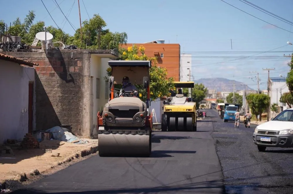 Programa Travessias Urbanas avança e leva pavimentação asfáltica à Rua Alfredo Lustosa Cabral, em Patos