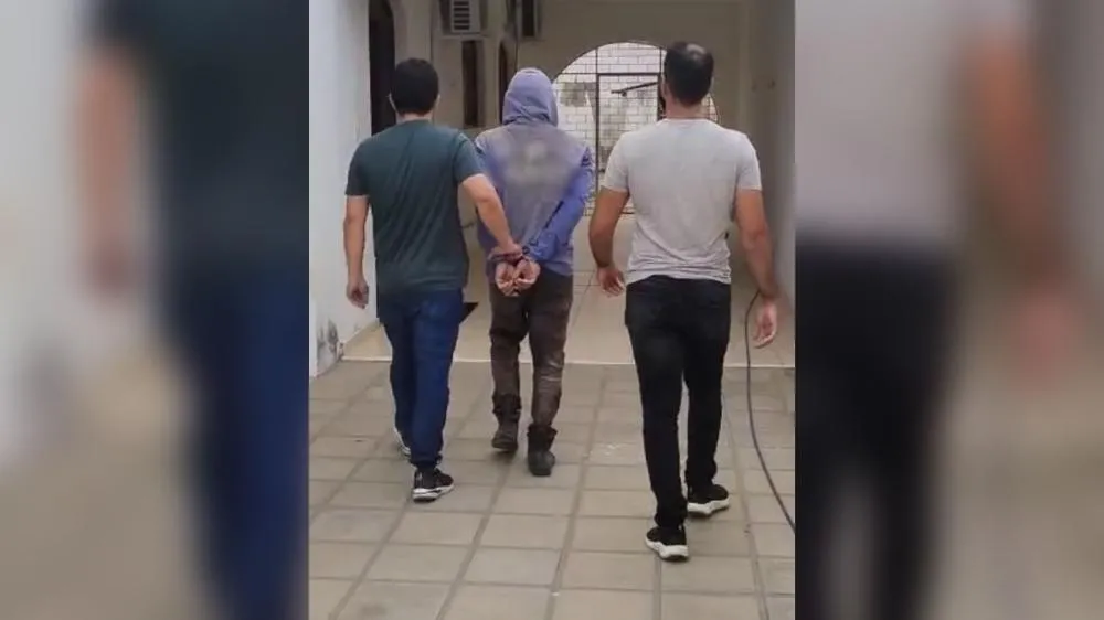 Homem é preso em flagrante após perseguir ex-mulher e 'jogar' moto contra ela em Patos