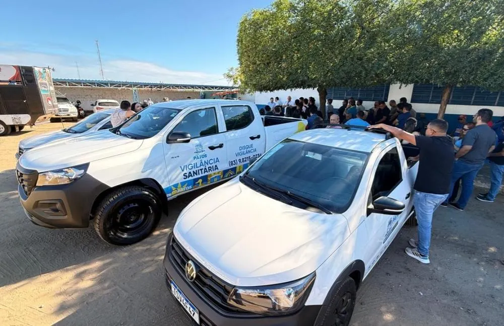 Prefeitura de Patos entrega três novos veículos para reforçar os serviços de saúde, infraestrutura e serviços públicos