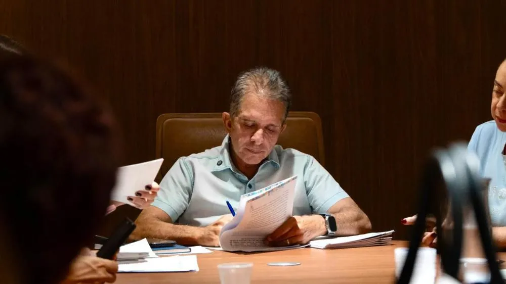 Nabor paga servidores em dia e garante reajuste acima do piso nacional para professores