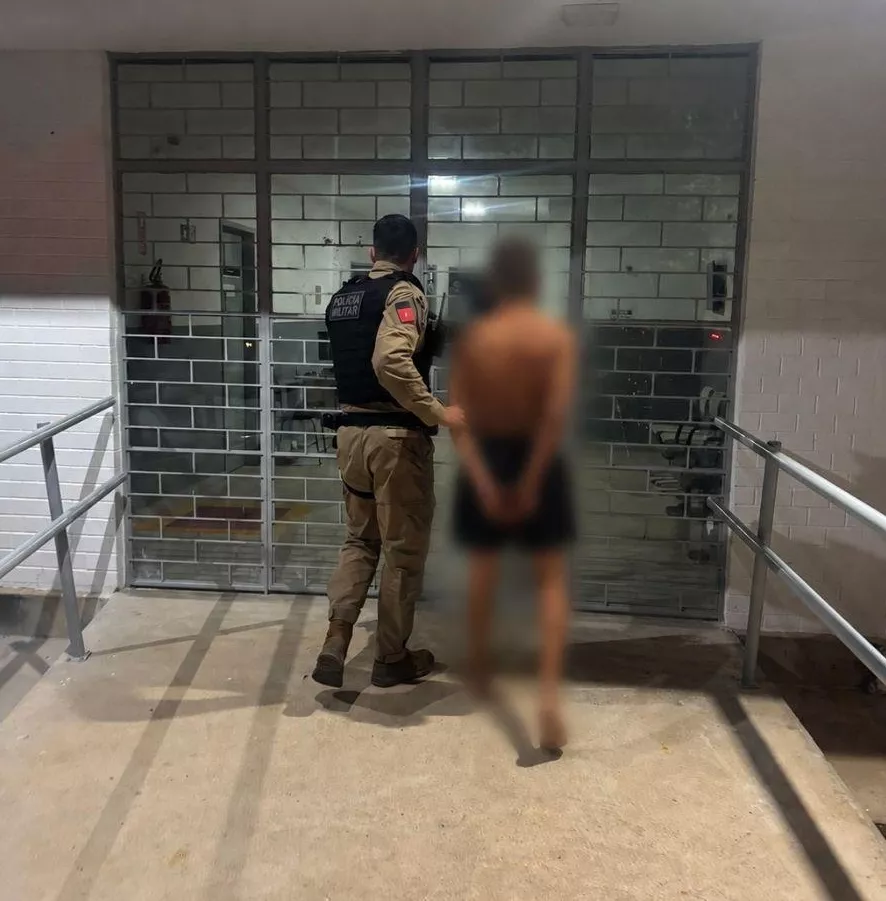 Homem é preso após ameaçar e tentar agredir pessoas com foice e faca na zona rural de Desterro