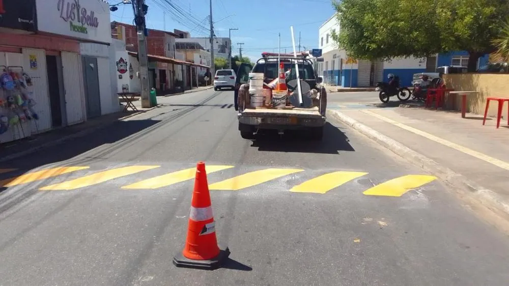 STTRANS inicia trabalho de revitalização de sinalização das lombadas e reforça segurança no trânsito de Patos