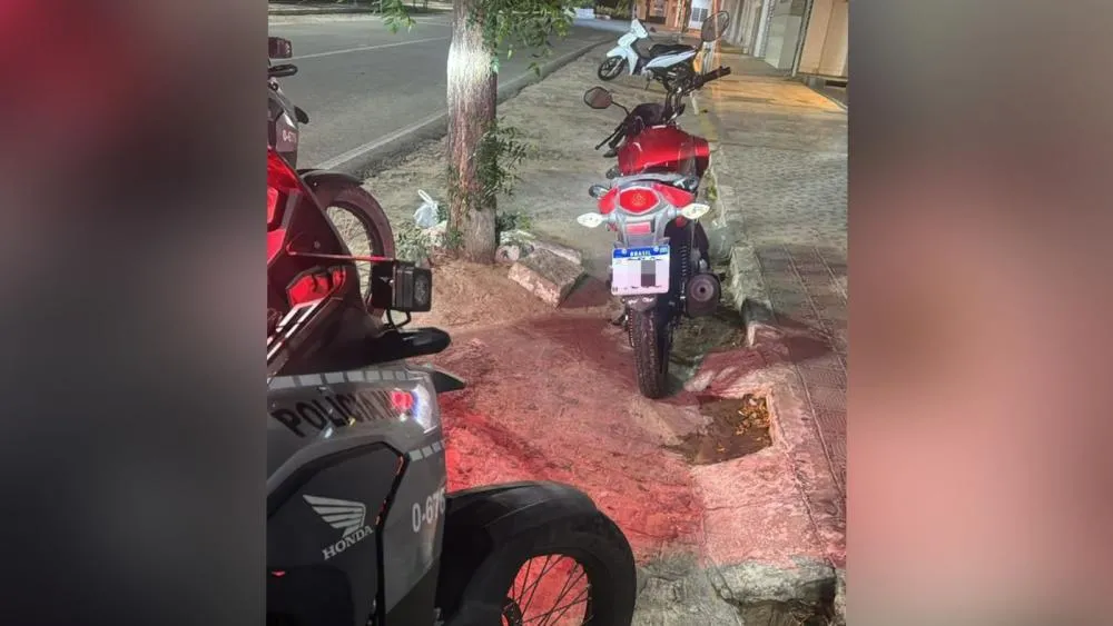 Motocicleta com restrição de roubo é apreendida pela ROTAM no Centro de Patos