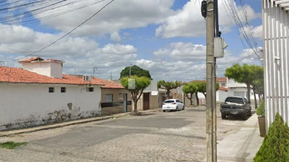 Moradores da Rua Azenriel de Brito Siqueira relatam falta de energia e oscilações no bairro da Maternidade, em Patos
