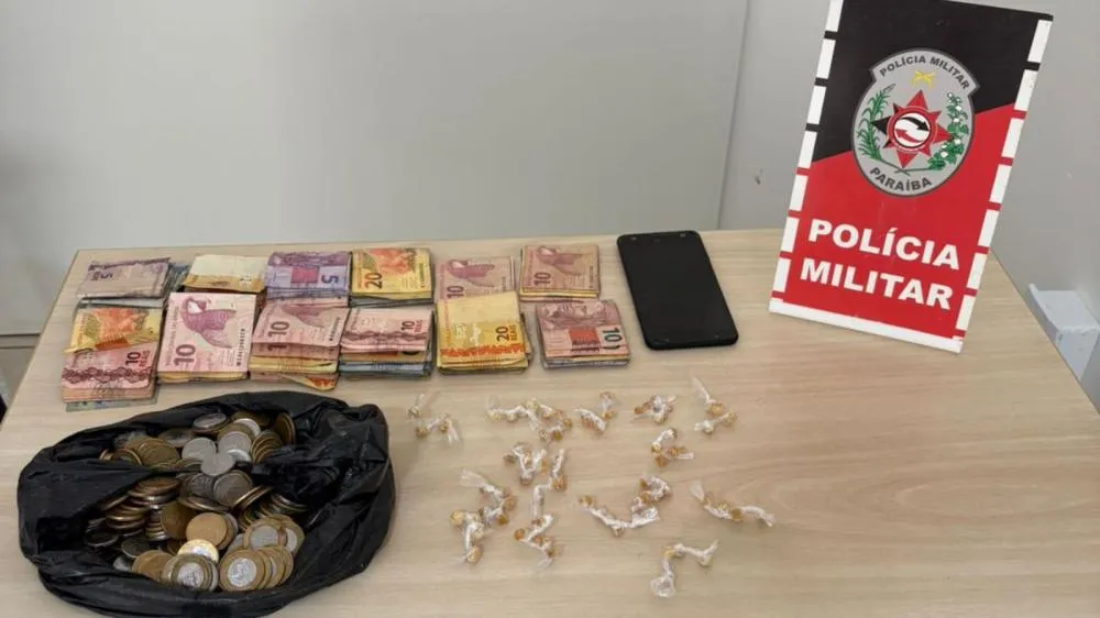 Homem tenta fugir da PM e é preso com pedras de crack e mais de R$ 1,3 mil em Patos