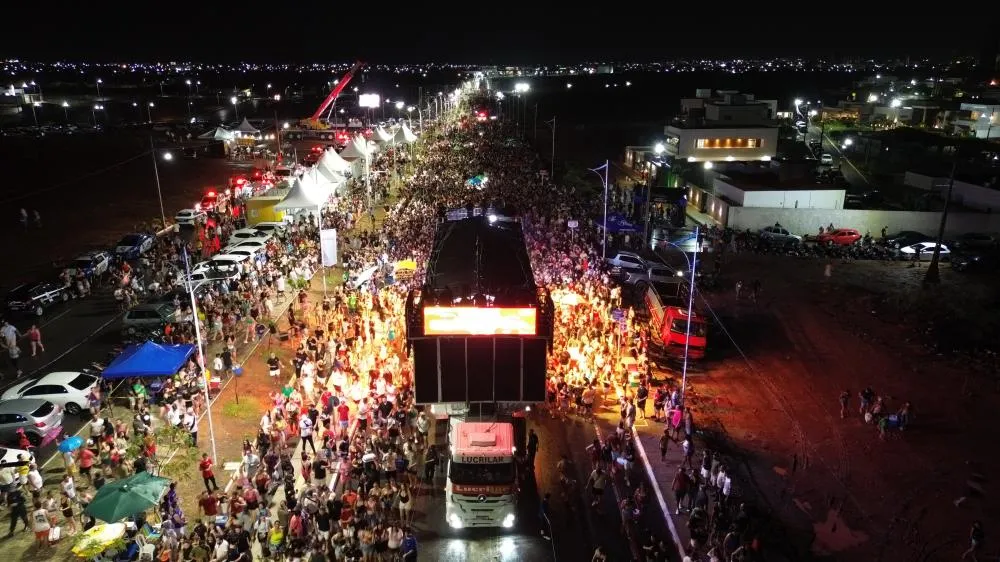 Primeira noite do Sol Folia 2026 reúne multidão na Alça Sudeste e é marcada por alegria e chuva ao som de Raí Saia Rodada e Michele Andrade