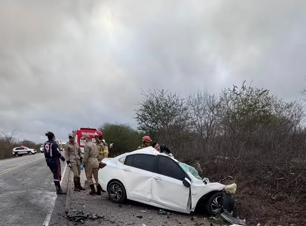 Cinco pessoas morrem, entre elas uma criança, após colisão frontal entre carro e carreta na BR-230, entre Juazeirinho e Soledade