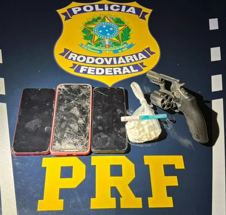 PRF prende homem por documento falso e apreende mulher com arma e cocaína na BR-230, em São Mamede