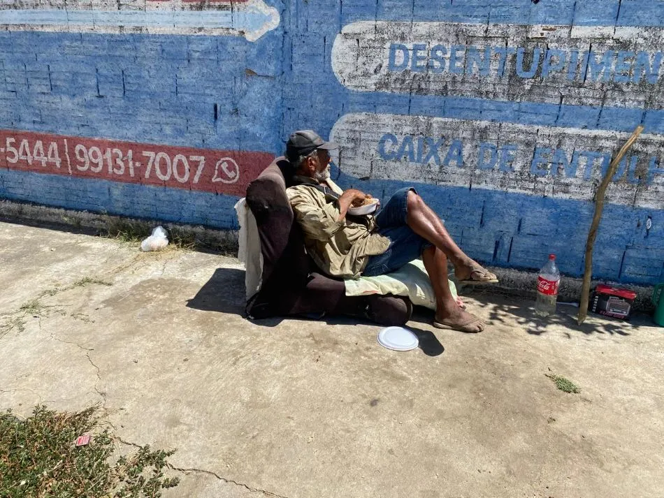 Idoso em situação de rua recusa ajuda de moradores e da rede pública em Patos; entenda o caso de Antônio Manoel