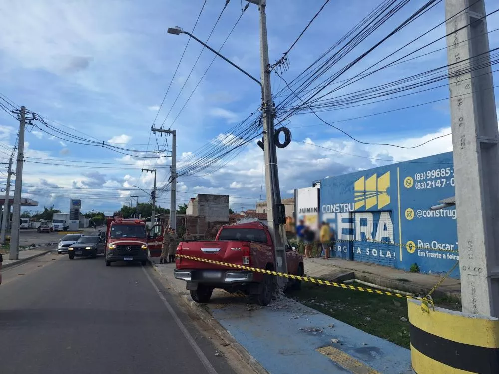 Motorista perde o controle e colide com poste no bairro Monte Castelo, em Patos