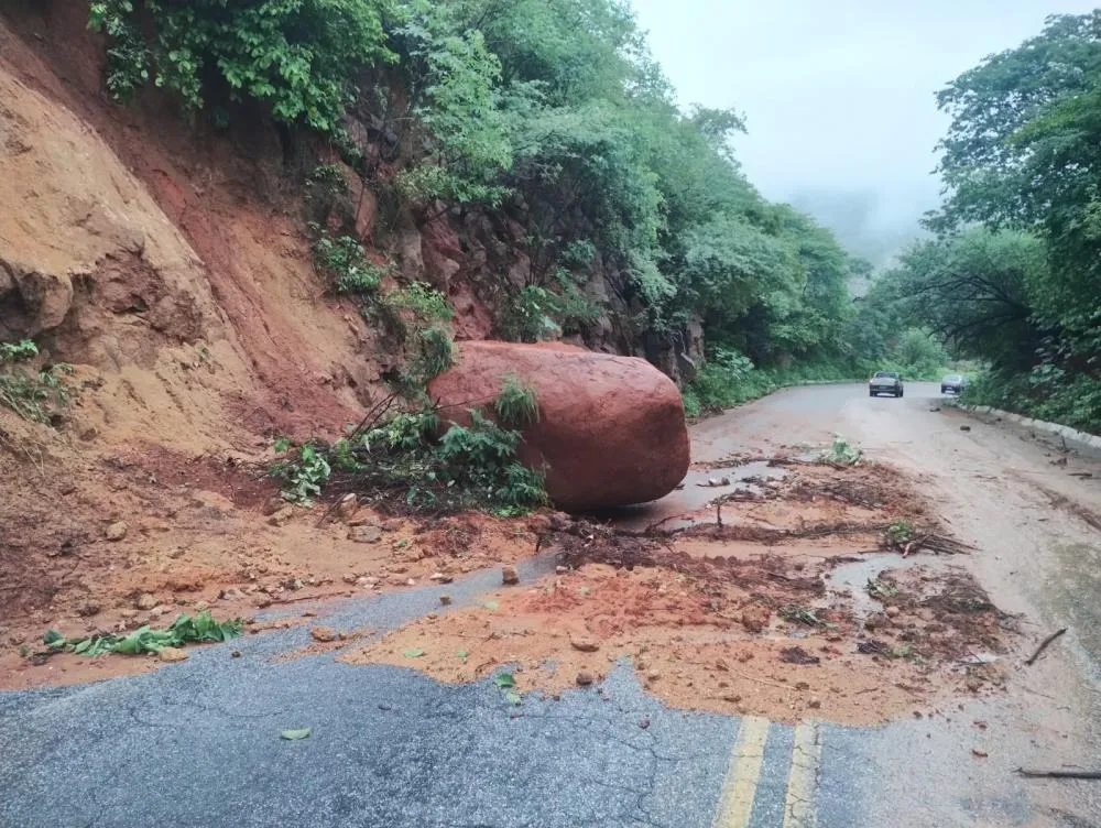Chuvas intensas causam deslizamento de pedras e queda de árvores na Serra do Teixeira e afeta tráfego na PB-262