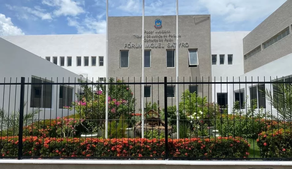 Funcionários terceirizados denunciam dois meses de salários atrasados no Fórum Miguel Sátyro, em Patos
