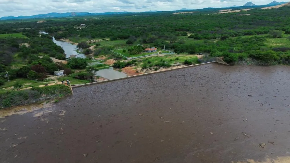 Barragem da Farinha atinge 85,42% da capacidade e segue aumentando volume em Patos