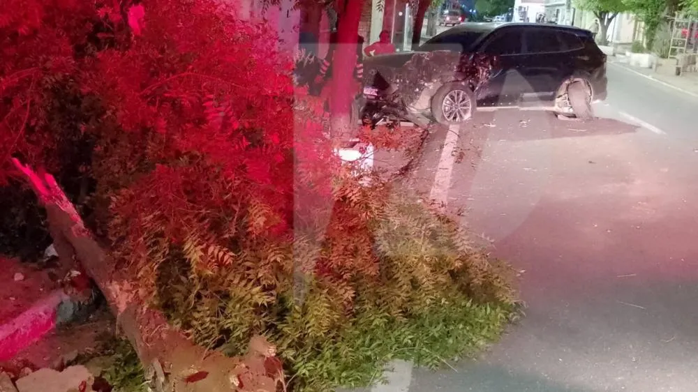 Carro colide contra árvore e é abandonado após acidente na madrugada em Patos