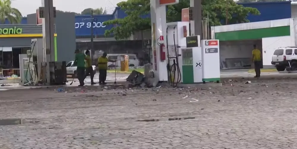 Suspeitos explodem cofre de posto de combustíveis às margens da BR-101, em João Pessoa