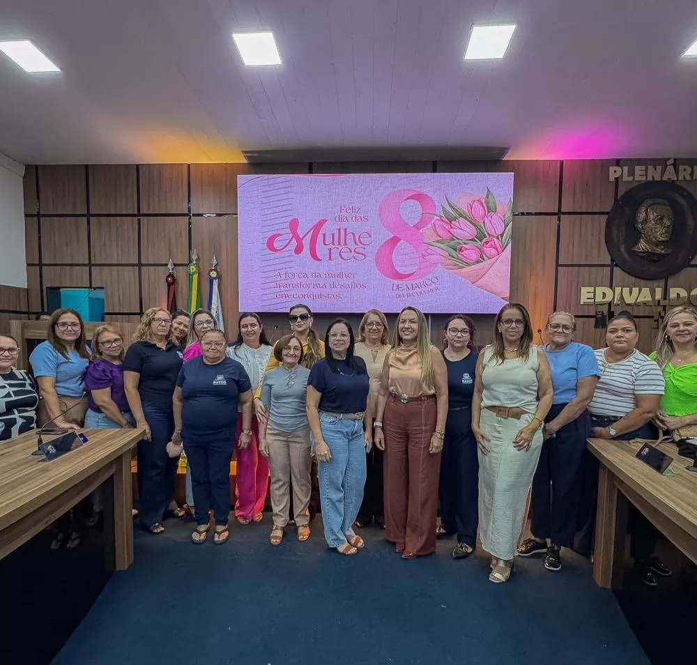 Câmara de Patos homenageia servidoras em celebração ao Dia Internacional da Mulher