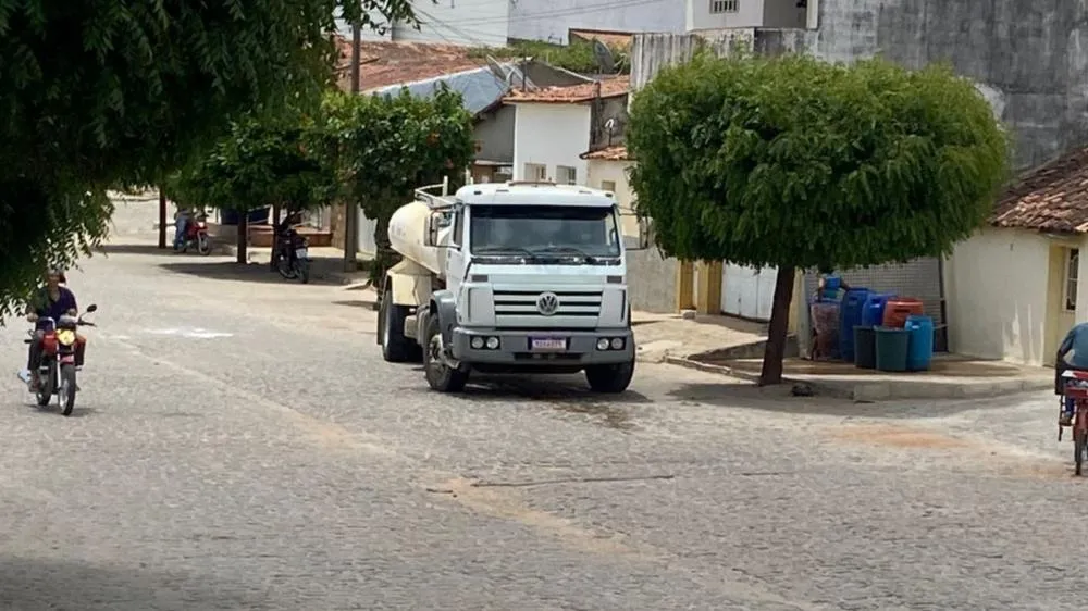 Moradores de Teixeira denunciam falta d'água e desigualdade no abastecimento no Sertão da PB
