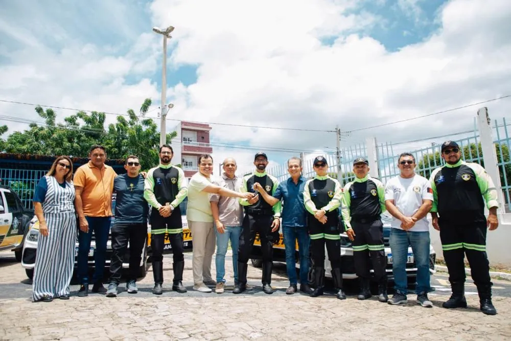 Prefeito de Patos realiza entrega de novas viaturas e fardamentos para agentes de trânsito da STTRANS