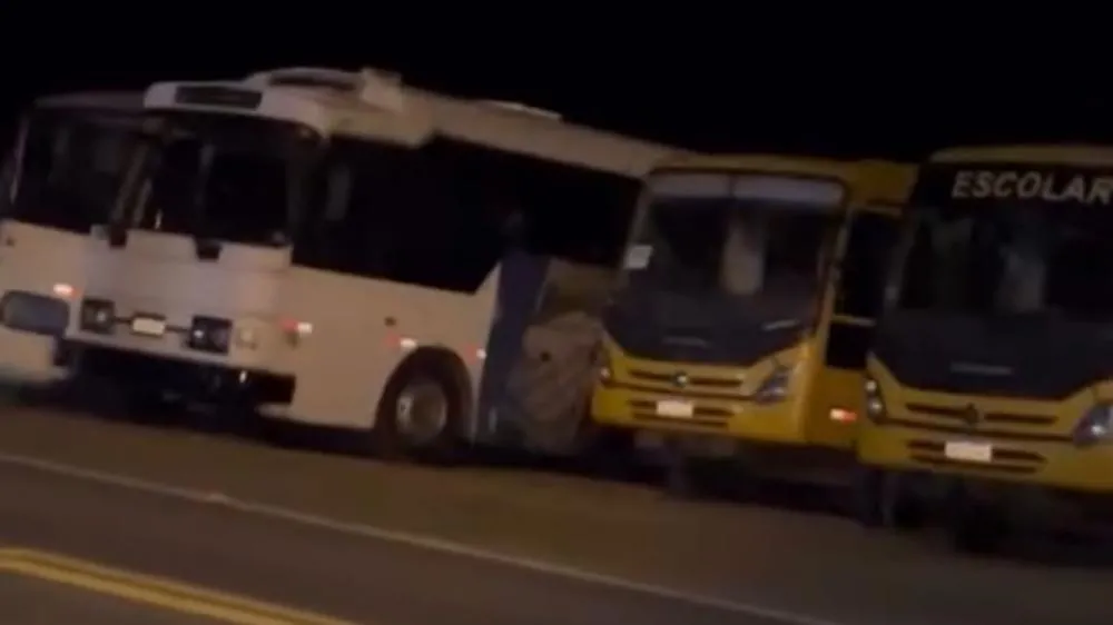 Moradora denuncia risco de acidentes no acesso ao bairro Sete Casas, em Patos, por estacionamento de ônibus na BR-230