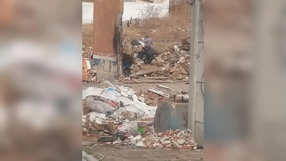 Morador denuncia descarte irregular de lixo e entulho em terreno no Centro de Patos