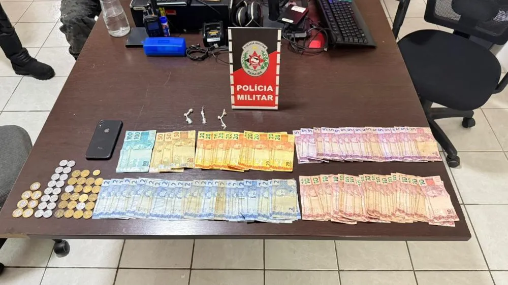 Jovem de 20 anos é preso pela ROTAM com drogas no 'Beco de Edinha' em Patos