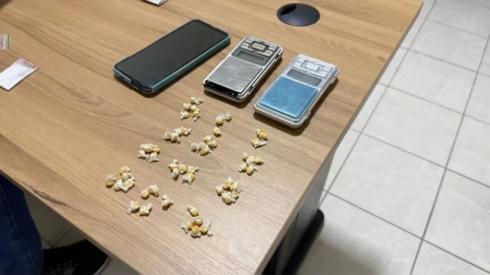 Força Tática prende homem com drogas e mandado de prisão após suspeito tentar se passar pelo irmão em Patos