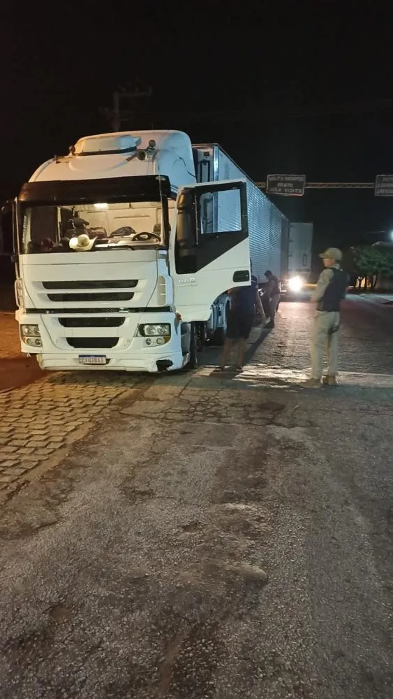Polícia Militar recupera caminhão roubado entre São José do Bonfim e Teixeira durante a madrugada