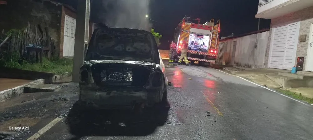 Carro é completamente destruído por fogo na madrugada desta quinta-feira (02) em São José do Bonfim