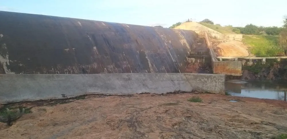 Barragem da Farinha não sangrou: técnico explica vídeos que geraram falsa impressão em Patos