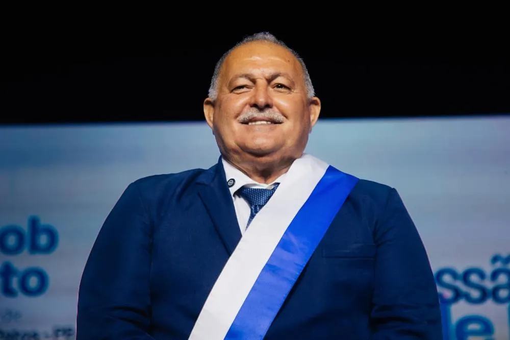 Professor Jacob toma posse como prefeito após renúncia de Nabor Wanderley