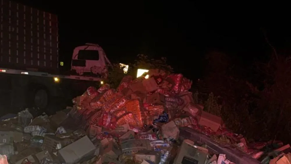 Caminhão baú tomba na Serra do Teixeira e carga de alimentos fica espalhada na pista