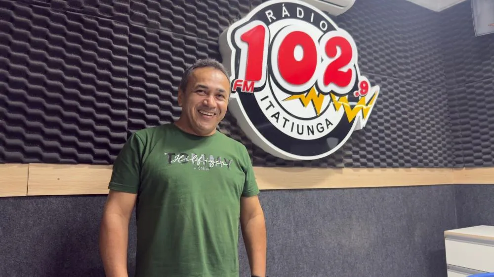 Rádio Itatiunga inova e anuncia Ary Ramalho para o comando das tardes com o programa “O Resumo do Dia”