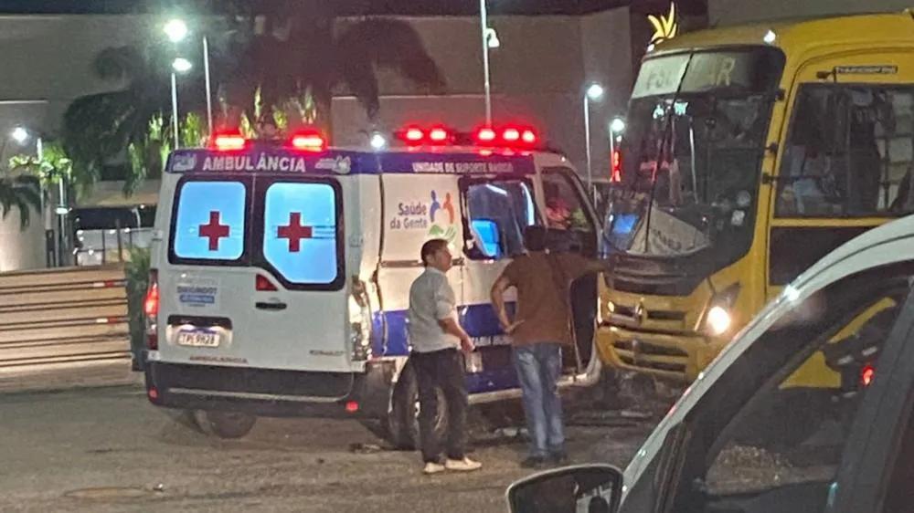 Acidente entre ambulância e ônibus escolar é registrado na noite desta terça-feira (12), em Patos