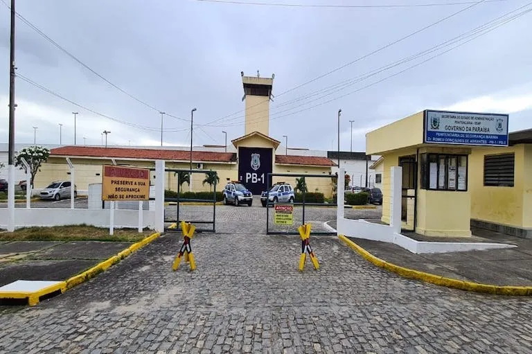 Agentes barram saída de sete chefes de facções criminosas com alvarás falsos em presídio de segurança máxima na PB