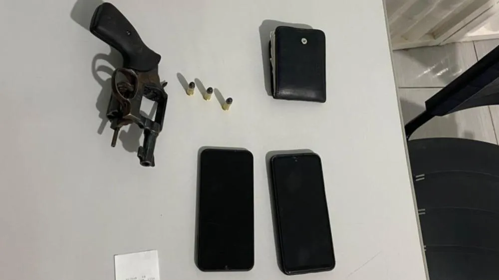 Investigado por homicídio é preso com arma de fogo em Maturéia