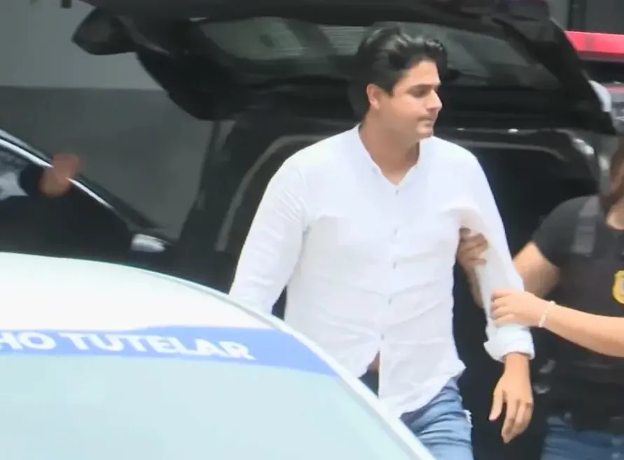 Cantor João Lima, réu por tentativa de feminicídio, é solto com medidas cautelares