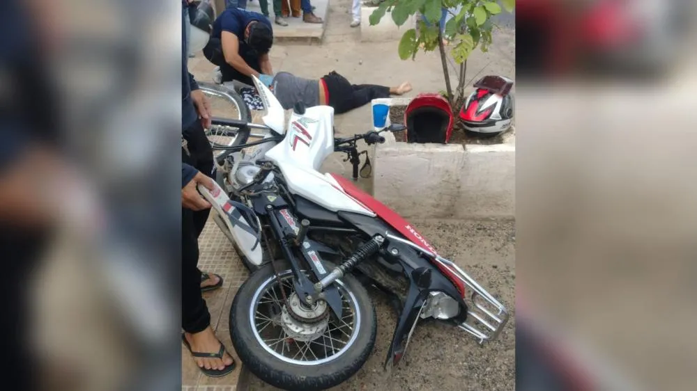 Motociclista fica gravemente ferido após perder controle em curva, em Patos