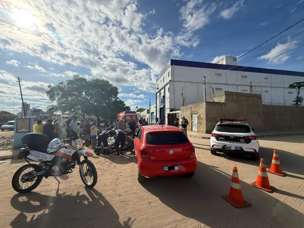 Colisão entre carro e moto deixa motociclista grávida ferida na Rua Pedro II, em Patos