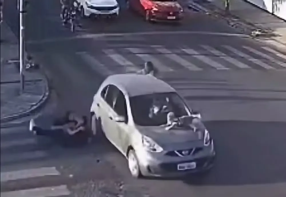 Bebê fica preso em capô de carro após atropelamento, na Paraíba; Vídeo mostra o momento — Foto: Reprodução